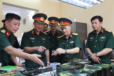 Thượng tướng Bế Xuân Trường thăm và làm việc tại Nhà máy Z181 (Tổng cục Công nghiệp quốc phòng).