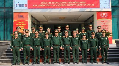 Trung tướng Trần Hồng Minh - Phó Bí thư Đảng ủy, Chủ nhiệm  Tổng cục CNQP đến thăm và kiểm tra tại Nhà máy Z181