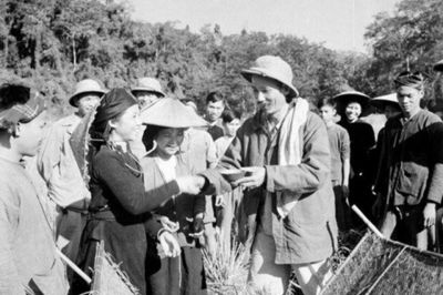 Noi gương Bác, tự soi, tự sửa