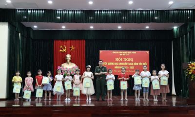 Hội nghị tuyên dương học sinh giỏi và gia đình tiêu biểu năm học 2021-2022