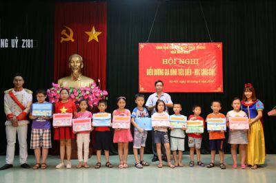 Trao thưởng cho các cháu con CB, CNV, NLĐ