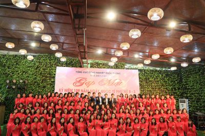 Các đồng chí lãnh đạo Công ty cùng CBNV nữ nhân ngày 8/3/2019