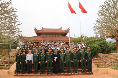 Hành Tình giáo dục truyền thống - đoàn đến thăm Nhà tưởng niệm Chủ ịch Hồ Chí Minh - ATK Định Hóa