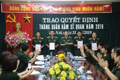 Trao quyết định thăng quân hàm