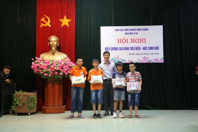 lễ tuyên dương gia đinh tiên tiến và học sinh giỏi